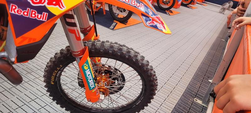 Dominancia techniky KTM v priamom prenose od OKR Moto